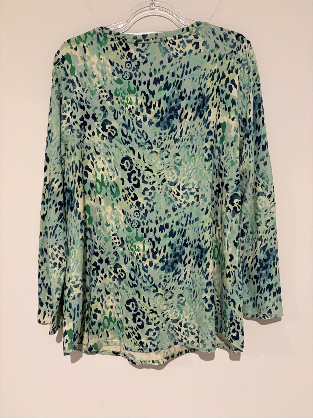 Chico’s Zenergy cheetah animal print long sleeve top green size 2 12/14 - Picture 2 of 4